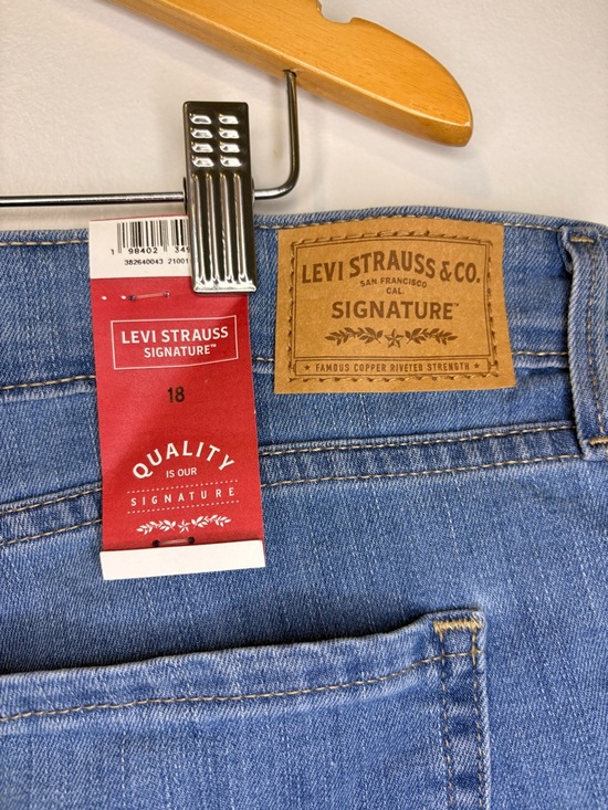 Levi Strauss Signature Denim Shorts Size 18 NWT Cuffed Mid Rise Blue Jean Shorts - Picture 3 of 3